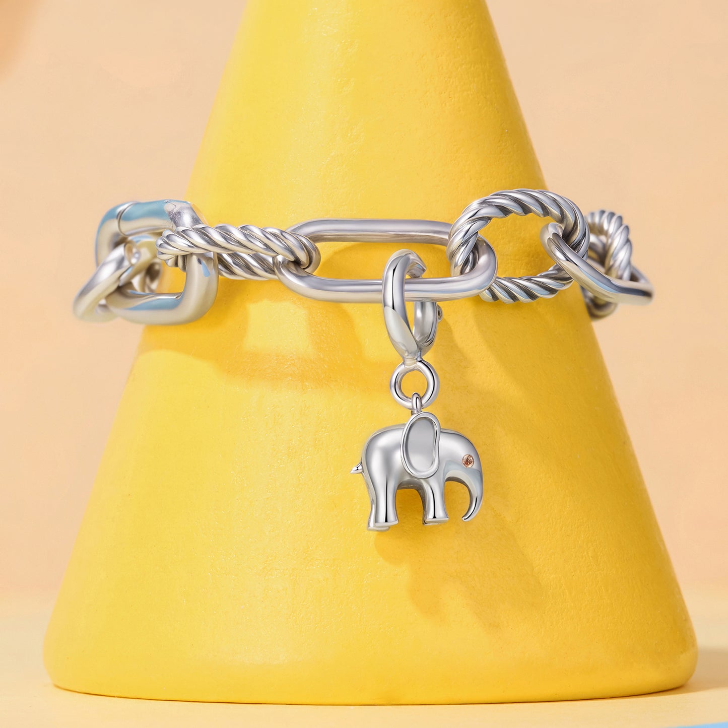 Wisiorek w kształcie słonia