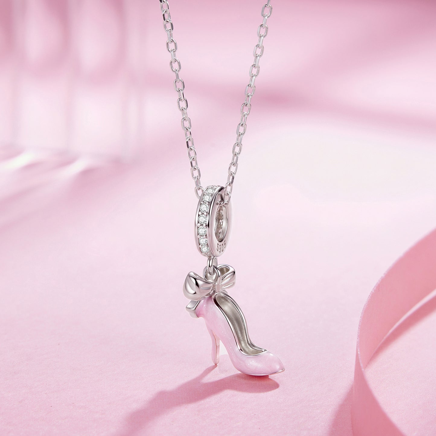 Prívesok Ružový podpätok