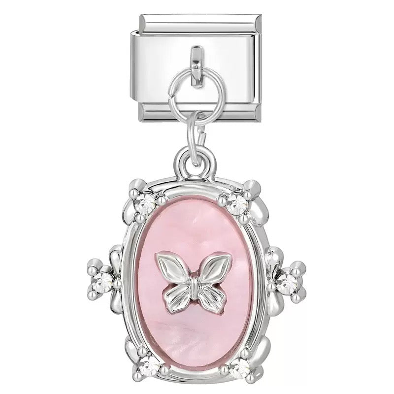 Gyengéd pillangó medál