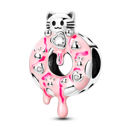 Wisiorek w kształcie pączka z kotem