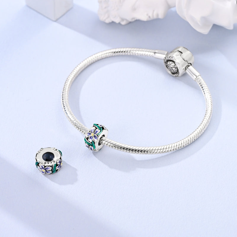 Wisiorek z fioletowym kwiatem męczennicy