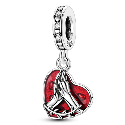 Wisiorek z połączonymi dłońmi