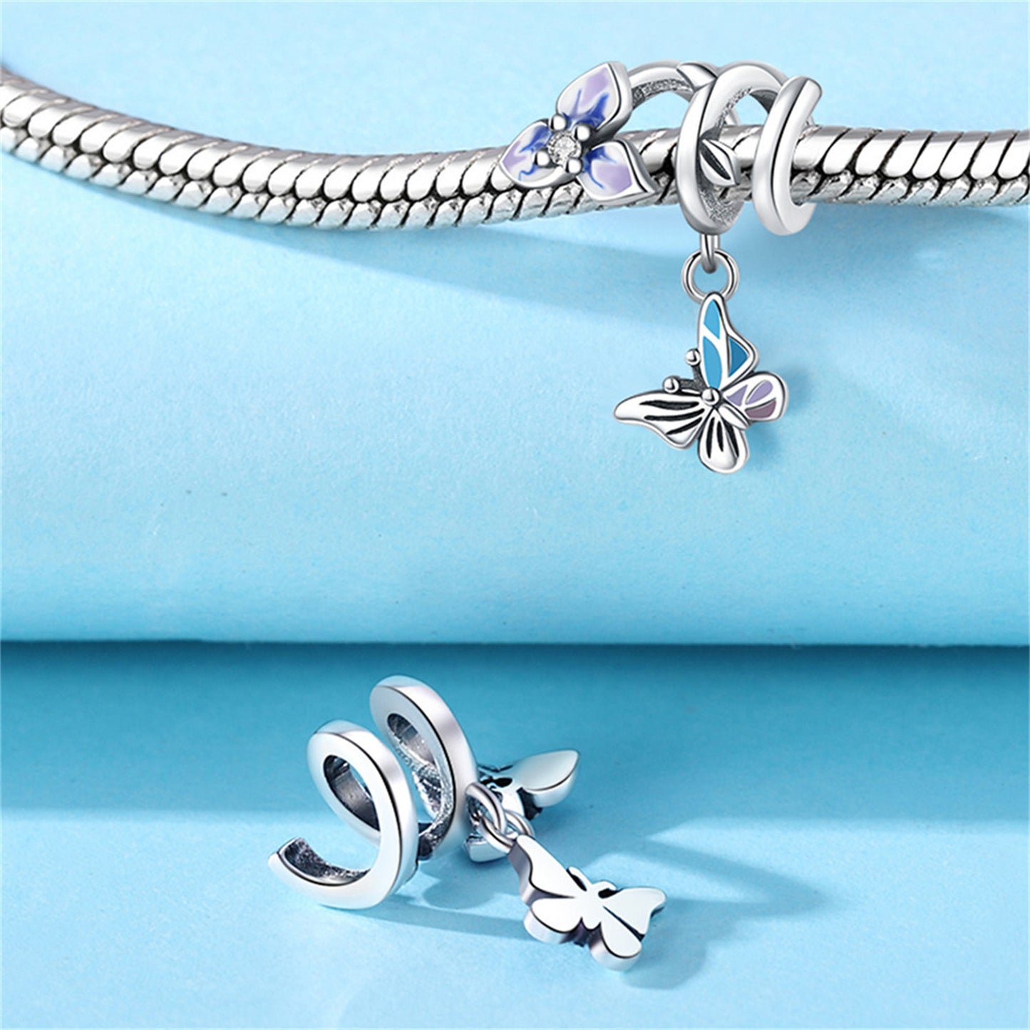 Motyl na wisiorku z kwiatem