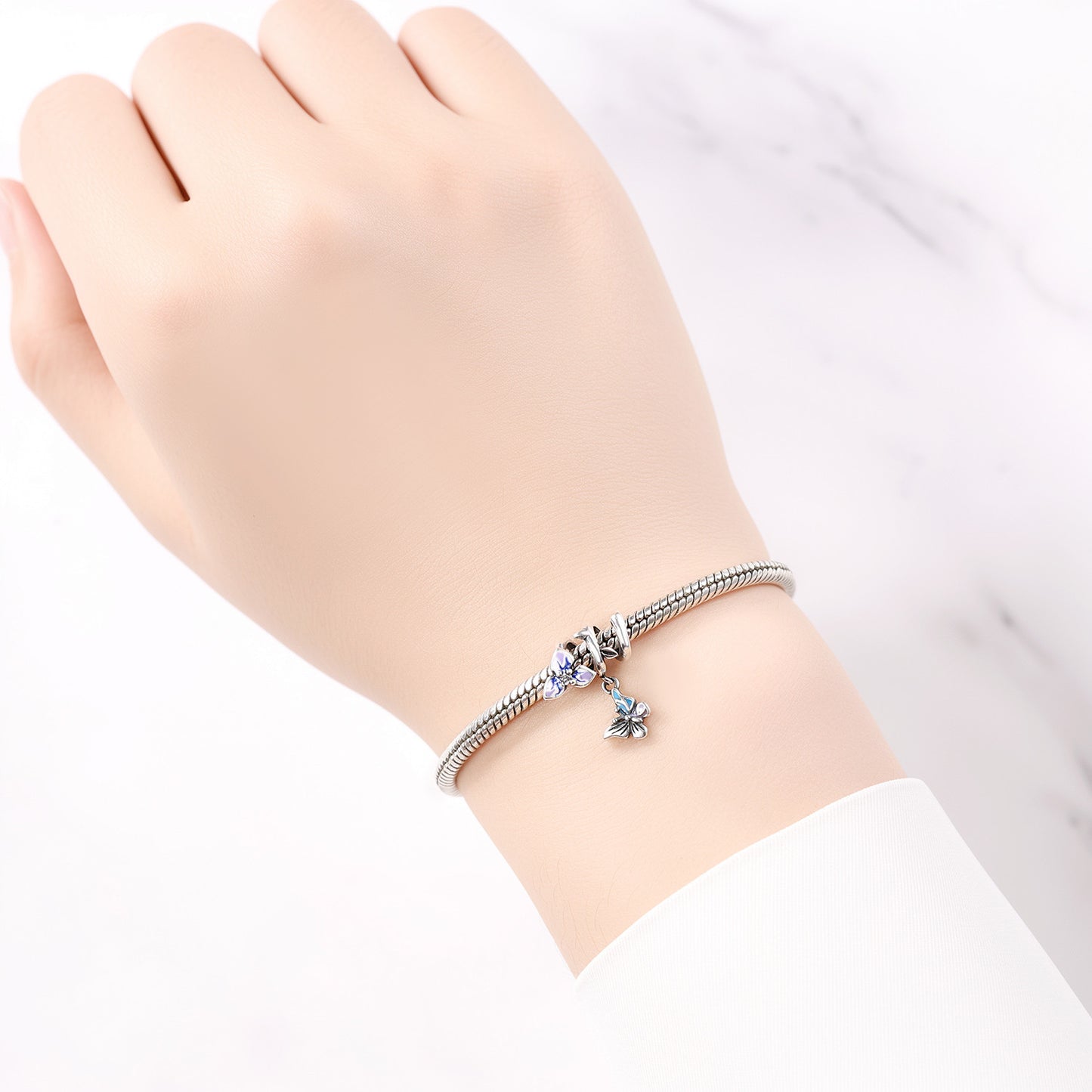 Motyl na wisiorku z kwiatem