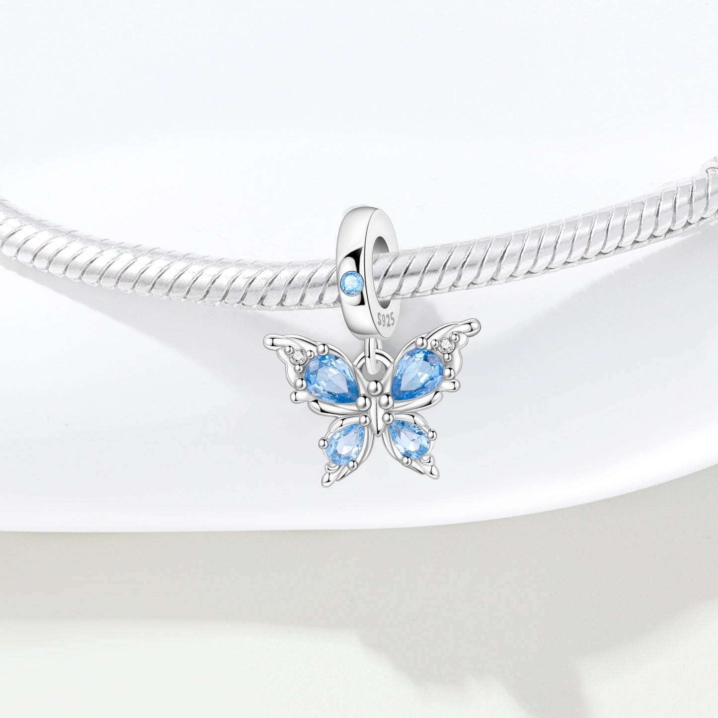 Prívesok Motýľ s Modrými Krištáľmi