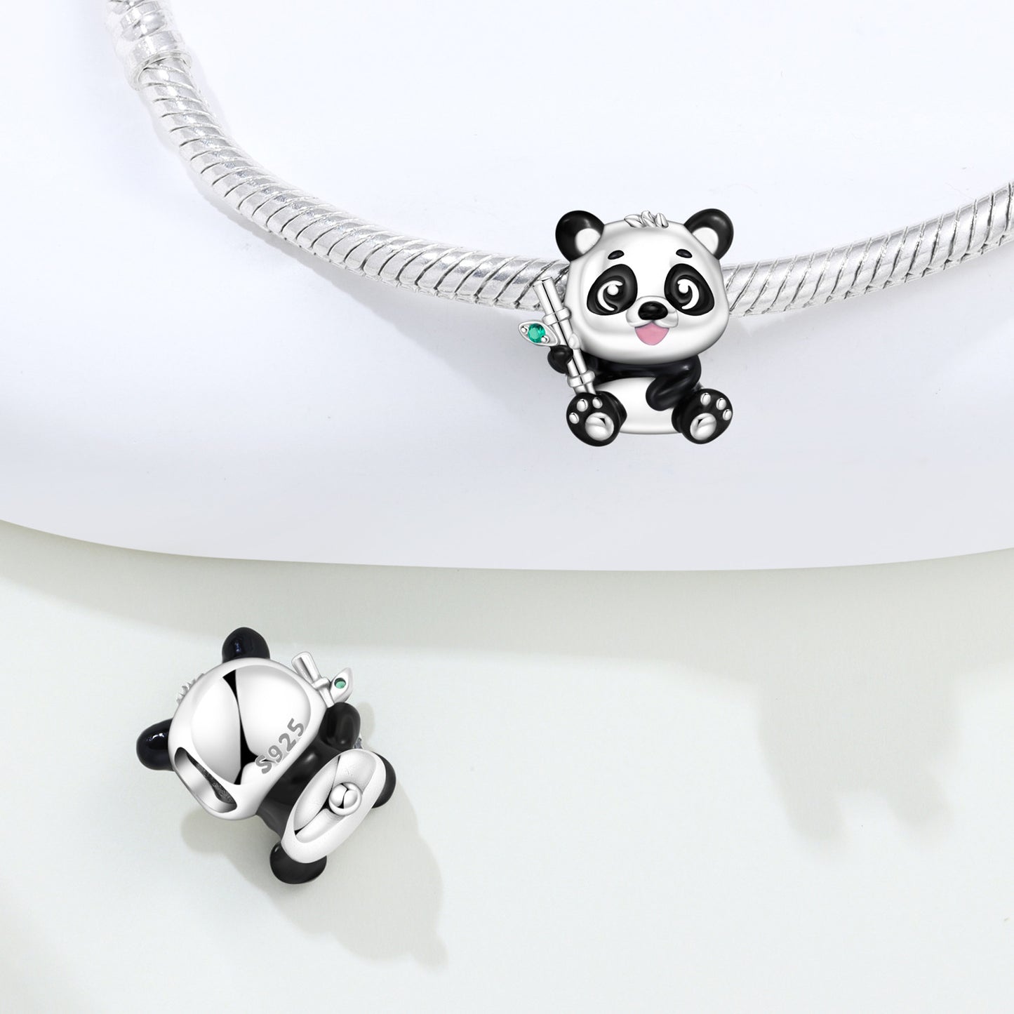 Roztomilá panda s bambusom