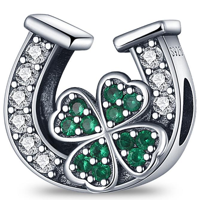 Wisiorek w kształcie podkowy na szczęście 