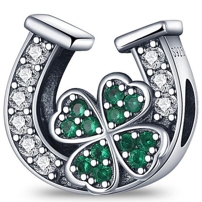 Wisiorek w kształcie podkowy na szczęście 