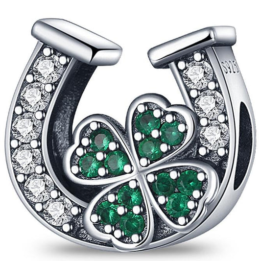 Wisiorek w kształcie podkowy na szczęście 