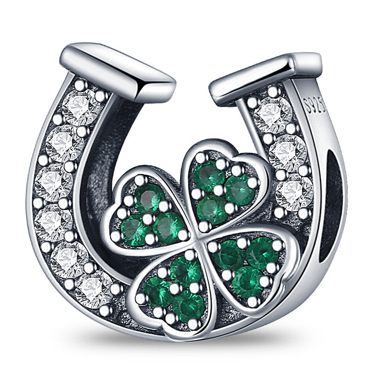 Wisiorek w kształcie podkowy na szczęście 