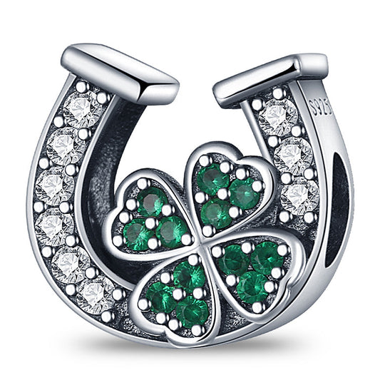 Wisiorek w kształcie podkowy na szczęście 