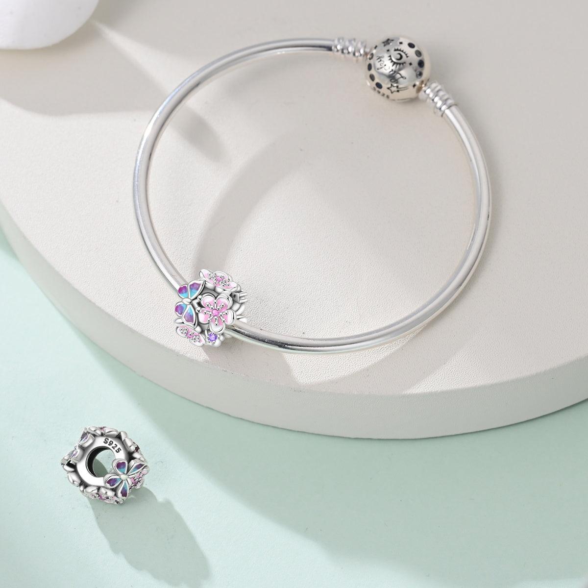 Virágok és pillangó medál