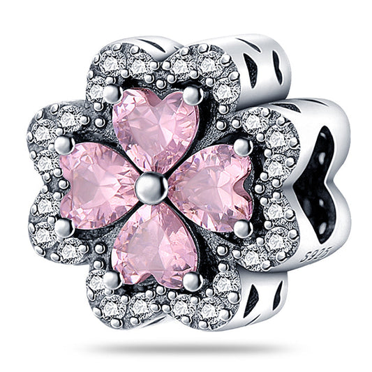 Wisiorek z kwiatem szczęścia – różowe serca