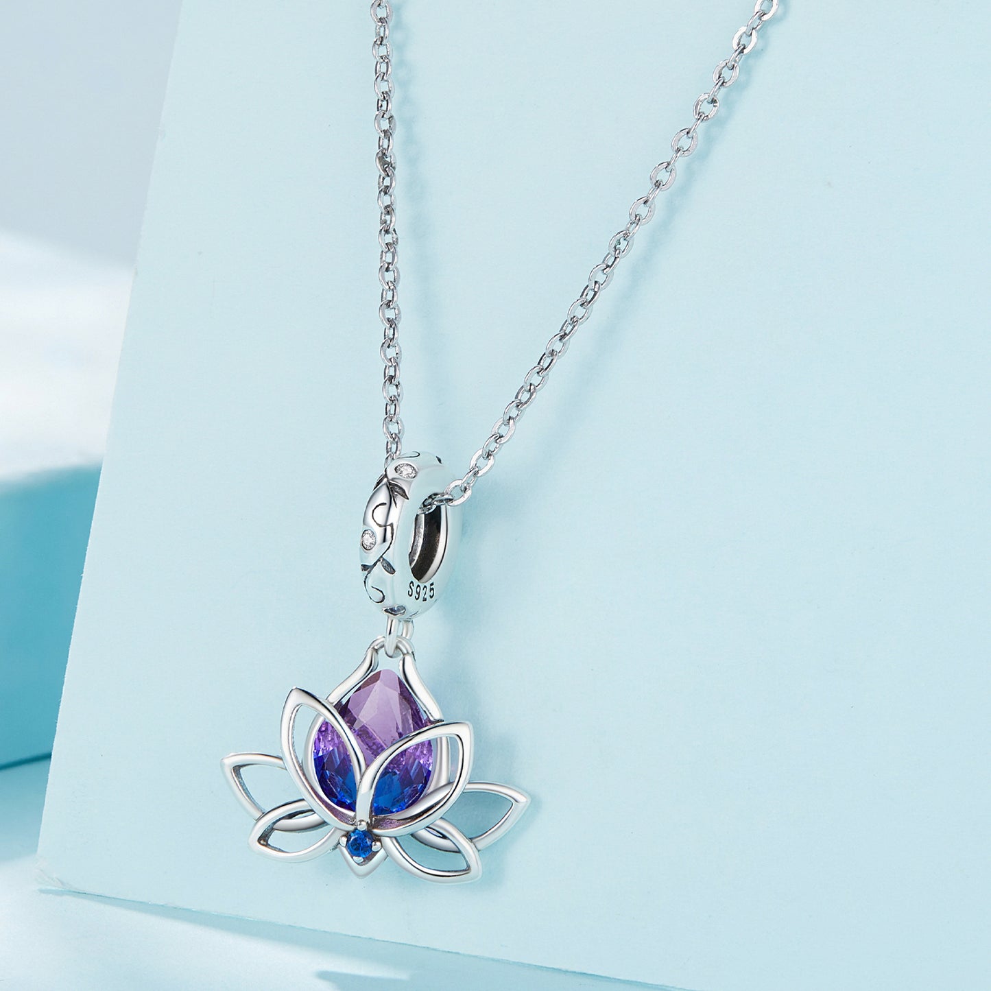 Stone in the lotus bead 