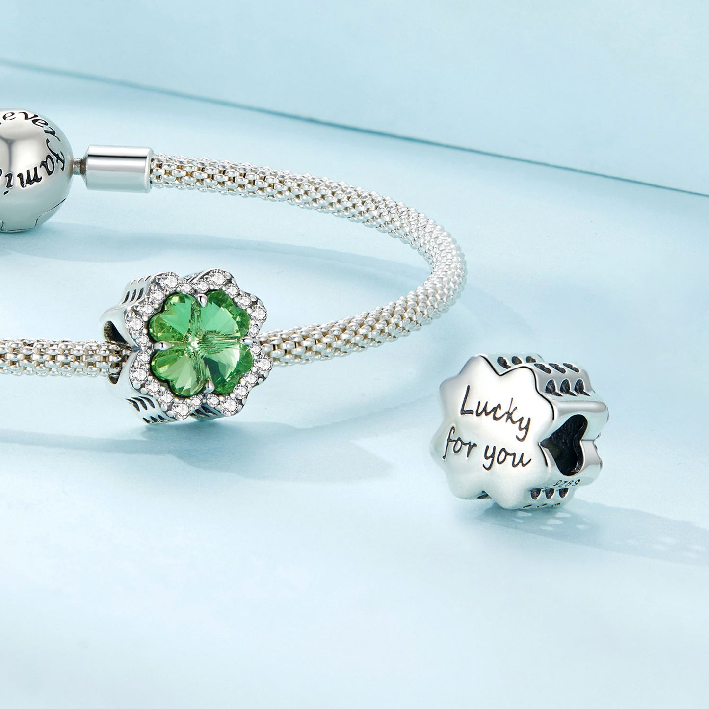 keturlapio dobilo karoliukas