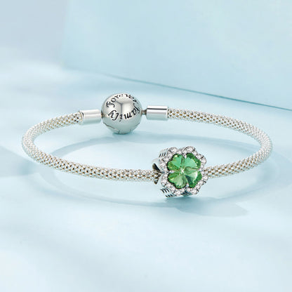 keturlapio dobilo karoliukas