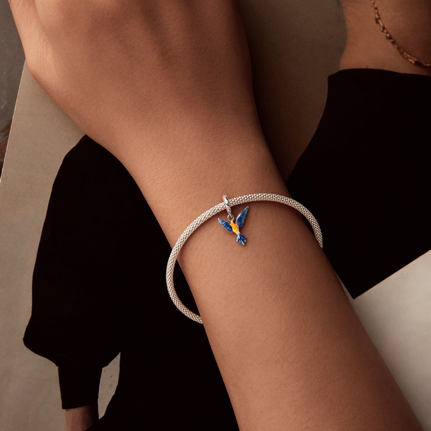 Stříbrný přívěsek Letící pták s barevnou glazurou