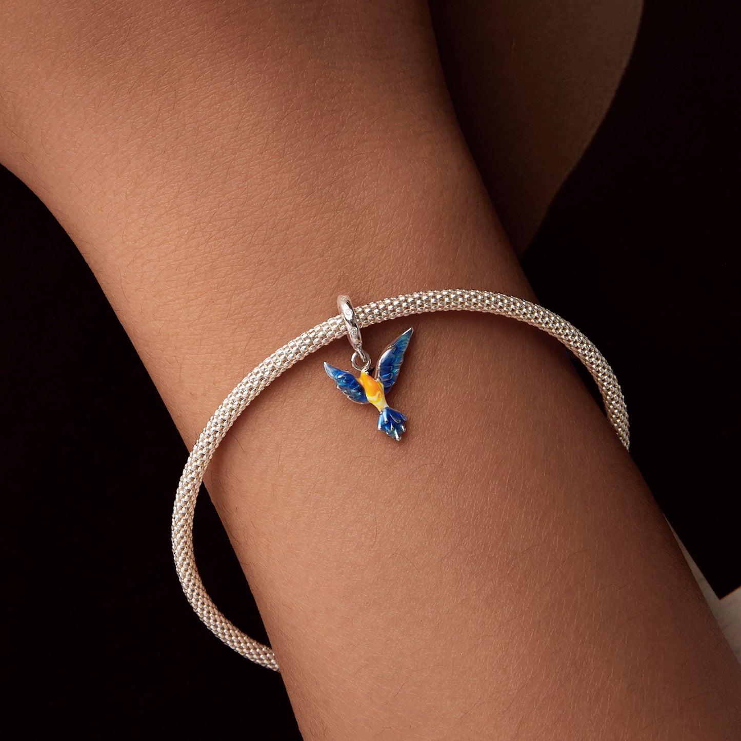 Stříbrný přívěsek Letící pták s barevnou glazurou