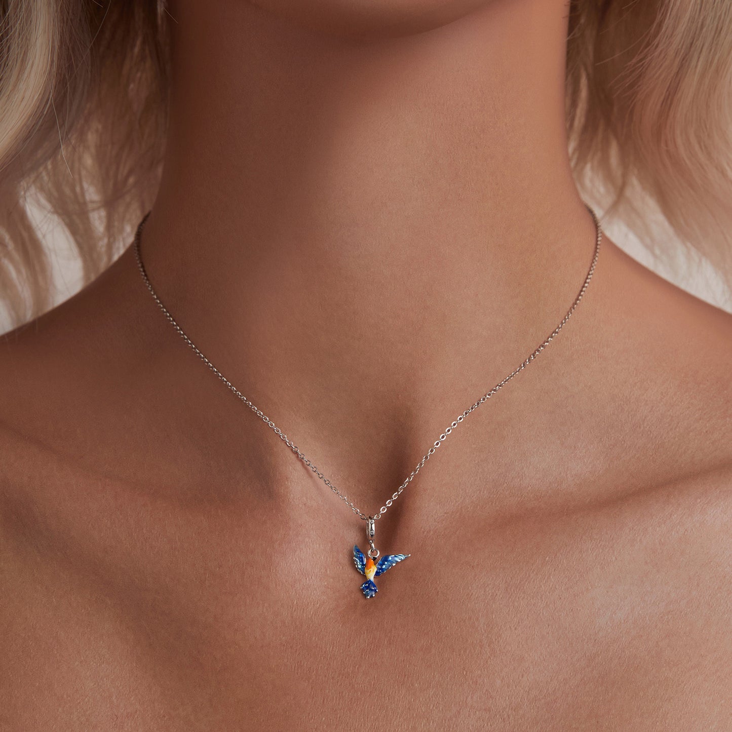 Stříbrný přívěsek Letící pták s barevnou glazurou