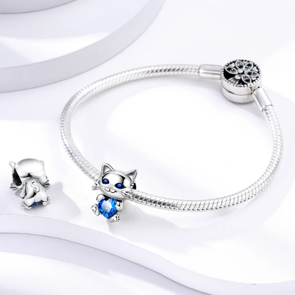 koralikowy kot z niebieskimi oczami 