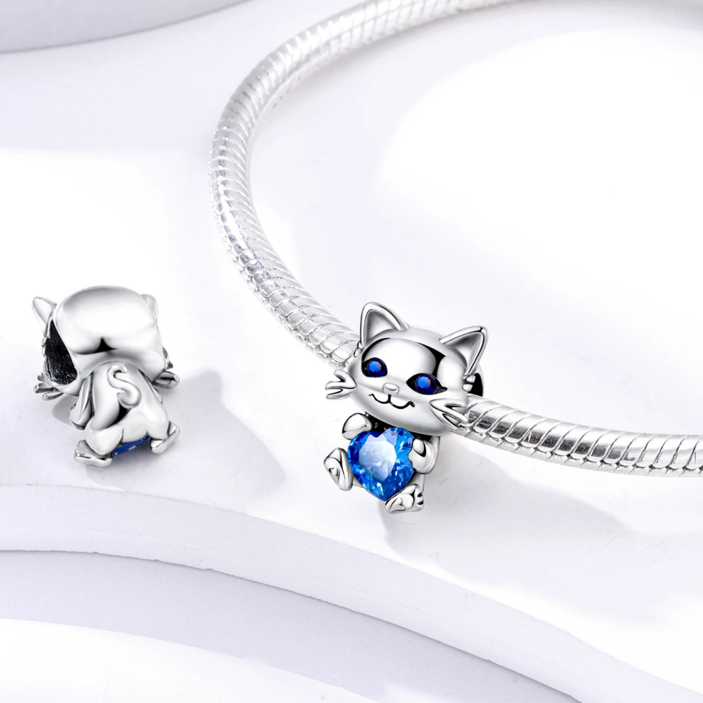 koralikowy kot z niebieskimi oczami 