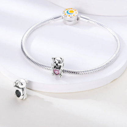 Pies z koralikiem w kształcie kości