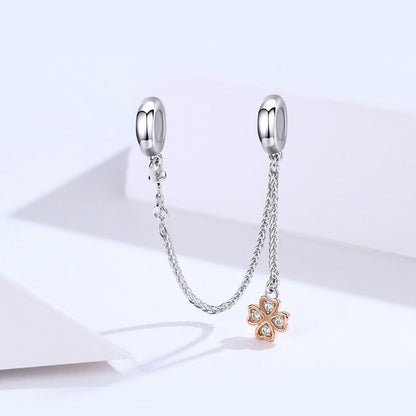 Safety chain with clover 