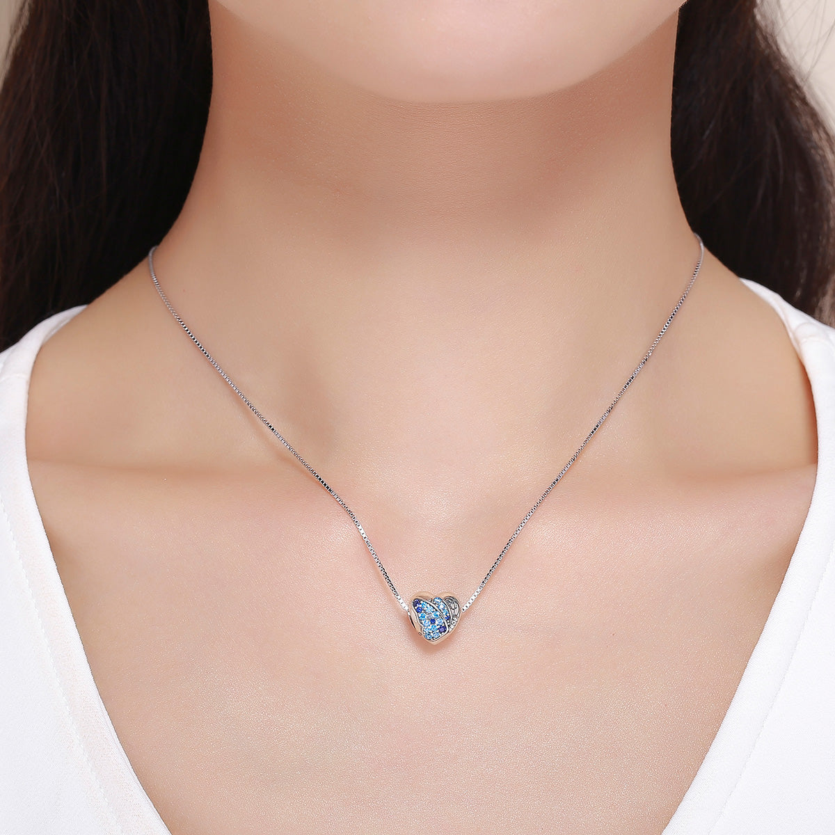 Niebieski koralik motylkowy 